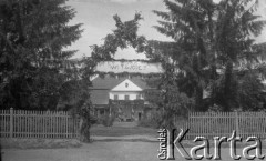 14-15.06.1934, Drohiczówka, Polska.
Powitanie nowożeńców.
Fot. Anna Wielowieyska, udostępniła Maria Wielowieyska, reprodukcje cyfrowe w  Bibliotece Polskiej im. Ignacego Domeyki w Buenos Aires (Biblioteca Polaca Ignacio Domeyko) i w Ośrodku KARTA w Warszawie
