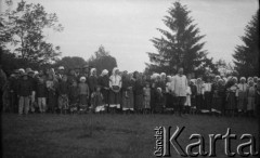 14-15.06.1934, Drohiczówka, Polska.
Okoliczni mieszkańcy witają nowożeńców.
Fot. Anna Wielowieyska, udostępniła Maria Wielowieyska, reprodukcje cyfrowe w  Bibliotece Polskiej im. Ignacego Domeyki w Buenos Aires (Biblioteca Polaca Ignacio Domeyko) i w Ośrodku KARTA w Warszawie
