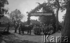 14-15.06.1934, okolice Drohiczówki, Polska.
Brama powitalna dla nowożeńców.
Fot. Anna Wielowieyska, udostępniła Maria Wielowieyska, reprodukcje cyfrowe w  Bibliotece Polskiej im. Ignacego Domeyki w Buenos Aires (Biblioteca Polaca Ignacio Domeyko) i w Ośrodku KARTA w Warszawie
