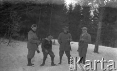 22.02.1935, Hutniakowa, Polska.
Kazimierz  Wielowieyski, Stach, Andrzej, Adam.
Fot. Anna Wielowieyska, udostępniła Maria Wielowieyska, reprodukcje cyfrowe w  Bibliotece Polskiej im. Ignacego Domeyki w Buenos Aires (Biblioteca Polaca Ignacio Domeyko) i w Ośrodku KARTA w Warszawie
