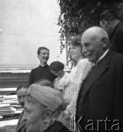 1935, Drohiczówka, Polska.
Rodzina Cieńskich i Wielowieyskich - spotkanie z okazji pierwszej rocznicy ślubu Anny i Kazimierza Wielowieyskich. Nz zdjęciu m.in. siedzą od lewej: Kazimierz Wielowieyski,  Maria z Dzieduszyckich Cieńska (matka Anny); stoi ksiądz Jan Cieński (w głębi, śmieje się). 
Fot. Anna Wielowieyska, udostępniła Maria Wielowieyska, reprodukcje cyfrowe w  Bibliotece Polskiej im. Ignacego Domeyki w Buenos Aires (Biblioteca Polaca Ignacio Domeyko) i w Ośrodku KARTA w Warszawie
