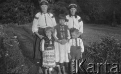 18.08.1935, Drohiczówka, Polska.
Córki i wnuczki Rusina Milka.
Fot. Anna Wielowieyska, udostępniła Maria Wielowieyska, reprodukcje cyfrowe w  Bibliotece Polskiej im. Ignacego Domeyki w Buenos Aires (Biblioteca Polaca Ignacio Domeyko) i w Ośrodku KARTA w Warszawie
