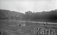14.06.1936, okolice Drohiczówki, Polska.
Nad Dniestrem.
Fot. Anna Wielowieyska, udostępniła Maria Wielowieyska, reprodukcje cyfrowe w  Bibliotece Polskiej im. Ignacego Domeyki w Buenos Aires (Biblioteca Polaca Ignacio Domeyko) i w Ośrodku KARTA w Warszawie
