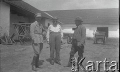 5.07.1936, okolice Drohiczówki, Polska.
Wuj Anny Wielowiejskiej Jan i Kazimierz Wielowieyski oraz nieznany mężczyzna.
Fot. Anna Wielowieyska, udostępniła Maria Wielowieyska, reprodukcje cyfrowe w  Bibliotece Polskiej im. Ignacego Domeyki w Buenos Aires (Biblioteca Polaca Ignacio Domeyko) i w Ośrodku KARTA w Warszawie
