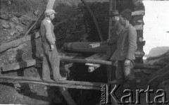 13.11.1936, Drohiczówka, Polska.
Przy młynie.
Fot. Anna Wielowieyska, udostępniła Maria Wielowieyska, reprodukcje cyfrowe w  Bibliotece Polskiej im. Ignacego Domeyki w Buenos Aires (Biblioteca Polaca Ignacio Domeyko) i w Ośrodku KARTA w Warszawie
