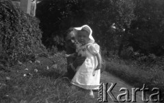 22.08.1937, Drohiczówka, Polska.
Kazimierz Wielowieyski z córką Marią.
Fot. Anna Wielowieyska, udostępniła Maria Wielowieyska, reprodukcje cyfrowe w  Bibliotece Polskiej im. Ignacego Domeyki w Buenos Aires (Biblioteca Polaca Ignacio Domeyko) i w Ośrodku KARTA w Warszawie

