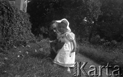 22.08.1937, Drohiczówka, Polska.
Kazimierz Wielowieyski z córką Marią.
Fot. Anna Wielowieyska, udostępniła Maria Wielowieyska, reprodukcje cyfrowe w  Bibliotece Polskiej im. Ignacego Domeyki w Buenos Aires (Biblioteca Polaca Ignacio Domeyko) i w Ośrodku KARTA w Warszawie
