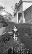 10.11.1937, Drohiczówka, Polska.
Maria Wielowieyska z Wisią przed dworem rodziny Wielowieyskich.
Fot. Anna Wielowieyska, udostępniła Maria Wielowieyska, reprodukcje cyfrowe w  Bibliotece Polskiej im. Ignacego Domeyki w Buenos Aires (Biblioteca Polaca Ignacio Domeyko) i w Ośrodku KARTA w Warszawie

