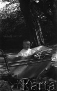 12.06.1938, Drohiczówka, Polska.
Teresa Wielowieyska.
Fot. Anna Wielowieyska, udostępniła Maria Wielowieyska, reprodukcje cyfrowe w  Bibliotece Polskiej im. Ignacego Domeyki w Buenos Aires (Biblioteca Polaca Ignacio Domeyko) i w Ośrodku KARTA w Warszawie
