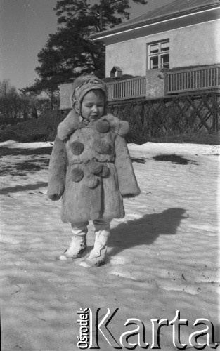 7.02.1939, Drohiczówka, Polska.
Maria Wielowieyska przed dworem rodziny Wielowieyskich.
Fot. Anna Wielowieyska, udostępniła Maria Wielowieyska, reprodukcje cyfrowe w  Bibliotece Polskiej im. Ignacego Domeyki w Buenos Aires (Biblioteca Polaca Ignacio Domeyko) i w Ośrodku KARTA w Warszawie
