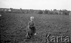 13.08.1931, Drohiczówka, Polska.
Dziecko na polu.
Fot. Anna Wielowieyska, udostępniła Maria Wielowieyska, reprodukcje cyfrowe w  Bibliotece Polskiej im. Ignacego Domeyki w Buenos Aires (Biblioteca Polaca Ignacio Domeyko) i w Ośrodku KARTA w Warszawie
