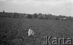 13.08.1931, Drohiczówka, Polska.
Dziecko na polu.
Fot. Anna Wielowieyska, udostępniła Maria Wielowieyska, reprodukcje cyfrowe w  Bibliotece Polskiej im. Ignacego Domeyki w Buenos Aires (Biblioteca Polaca Ignacio Domeyko) i w Ośrodku KARTA w Warszawie

