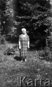 29.07.1932, Niesłuchów, Polska.
Kobieta w ogrodzie Państwa Dzieduszyckich.
Fot. Anna Wielowieyska, udostępniła Maria Wielowieyska, reprodukcje cyfrowe w  Bibliotece Polskiej im. Ignacego Domeyki w Buenos Aires (Biblioteca Polaca Ignacio Domeyko) i w Ośrodku KARTA w Warszawie
