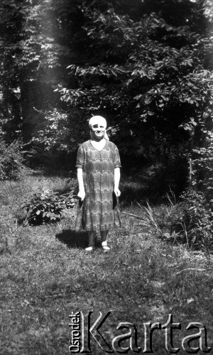 29.07.1932, Niesłuchów, Polska.
Kobieta w ogrodzie Państwa Dzieduszyckich.
Fot. Anna Wielowieyska, udostępniła Maria Wielowieyska, reprodukcje cyfrowe w  Bibliotece Polskiej im. Ignacego Domeyki w Buenos Aires (Biblioteca Polaca Ignacio Domeyko) i w Ośrodku KARTA w Warszawie
