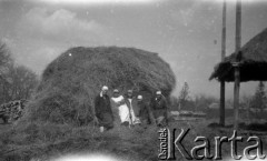 22.04.1928, Snopków, Polska.
Uczennice Głównej Szkoły Gospodarczej Żeńskiej.
Fot. Anna Wielowieyska, udostępniła Maria Wielowieyska, reprodukcje cyfrowe w  Bibliotece Polskiej im. Ignacego Domeyki w Buenos Aires (Biblioteca Polaca Ignacio Domeyko) i w Ośrodku KARTA w Warszawie
