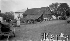 20.05.1928, okolice Snopkowa, Polska.
Gospodarstwo rolne.
Fot. Anna Wielowieyska, udostępniła Maria Wielowieyska, reprodukcje cyfrowe w  Bibliotece Polskiej im. Ignacego Domeyki w Buenos Aires (Biblioteca Polaca Ignacio Domeyko) i w Ośrodku KARTA w Warszawie
