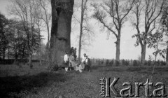 20.05.1928, okolice Snopkowa, Polska.
Uczennice Głównej Szkoły Gospodarczej Żeńskiej.
Fot. Anna Wielowieyska, udostępniła Maria Wielowieyska, reprodukcje cyfrowe w  Bibliotece Polskiej im. Ignacego Domeyki w Buenos Aires (Biblioteca Polaca Ignacio Domeyko) i w Ośrodku KARTA w Warszawie

