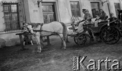 20.05.1928, Rudki, Polska.
Na dworcu.
Fot. Anna Wielowieyska, udostępniła Maria Wielowieyska, reprodukcje cyfrowe w  Bibliotece Polskiej im. Ignacego Domeyki w Buenos Aires (Biblioteca Polaca Ignacio Domeyko) i w Ośrodku KARTA w Warszawie
