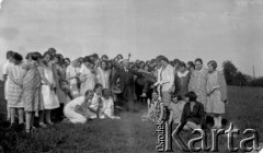 20.05.1928, okolice Snopkowa, Polska.
Uczennice Głównej Szkoły Gospodarczej Żeńskiej.
Fot. Anna Wielowieyska, udostępniła Maria Wielowieyska, reprodukcje cyfrowe w  Bibliotece Polskiej im. Ignacego Domeyki w Buenos Aires (Biblioteca Polaca Ignacio Domeyko) i w Ośrodku KARTA w Warszawie
