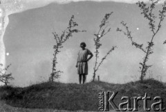 17.07.1928, okolice Snopkowa, Polska.
Jola - uczennica Głównej Szkoły Gospodarczej Żeńskiej.
Fot. Anna Wielowieyska, udostępniła Maria Wielowieyska, reprodukcje cyfrowe w  Bibliotece Polskiej im. Ignacego Domeyki w Buenos Aires (Biblioteca Polaca Ignacio Domeyko) i w Ośrodku KARTA w Warszawie
