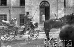 20.07.1928, okolice Snopkowa, Polska.
Uczennice Głównej Szkoły Gospodarczej Żeńskiej.
Fot. Anna Wielowieyska, udostępniła Maria Wielowieyska, reprodukcje cyfrowe w  Bibliotece Polskiej im. Ignacego Domeyki w Buenos Aires (Biblioteca Polaca Ignacio Domeyko) i w Ośrodku KARTA w Warszawie
