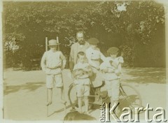 1910, Pełkinie, Polska.
Wuj Witold z dziećmi.
Fot. NN, zbiory Marii Wielowieyskiej Petrikorich, reprodukcje cyfrowe w Bibliotece Polskiej im. Ignacego Domeyki w Buenos Aires (Biblioteca Polaca Ignacio Domeyko) i w Ośrodku KARTA w Warszawie 



