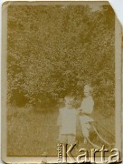 1904, Pieniaki, woj. tarnopolskie, Polska.
Włodzimierz i Ludomir Cieńscy.
Fot. NN, zbiory Marii Wielowieyskiej Petrikorich, reprodukcje cyfrowe w Bibliotece Polskiej im. Ignacego Domeyki w Buenos Aires (Biblioteca Polaca Ignacio Domeyko) i w Ośrodku KARTA w Warszawie 



