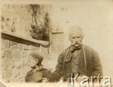 1903, Roguza (?), Polska.
Mężczyzna z dzieckiem.
Fot. NN, zbiory Marii Wielowieyskiej Petrikorich, reprodukcje cyfrowe w Bibliotece Polskiej im. Ignacego Domeyki w Buenos Aires (Biblioteca Polaca Ignacio Domeyko) i w Ośrodku KARTA w Warszawie 



