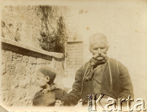 1903, Roguza (?), Polska.
Mężczyzna z dzieckiem.
Fot. NN, zbiory Marii Wielowieyskiej Petrikorich, reprodukcje cyfrowe w Bibliotece Polskiej im. Ignacego Domeyki w Buenos Aires (Biblioteca Polaca Ignacio Domeyko) i w Ośrodku KARTA w Warszawie 



