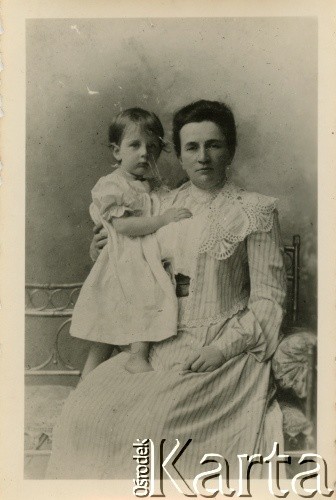 1900, Lwów, Polska.
Jadwiga Czartoryska z synem. 
Fot. NN, zbiory Marii Wielowieyskiej Petrikorich, reprodukcje cyfrowe w Bibliotece Polskiej im. Ignacego Domeyki w Buenos Aires (Biblioteca Polaca Ignacio Domeyko) i w Ośrodku KARTA w Warszawie 




