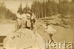 XIX wiek, Tatry, Polska.
Czartoryscy na kamieniu w Strążyskiej.
Fot. NN, zbiory Marii Wielowieyskiej Petrikorich, reprodukcje cyfrowe w Bibliotece Polskiej im. Ignacego Domeyki w Buenos Aires (Biblioteca Polaca Ignacio Domeyko) i w Ośrodku KARTA w Warszawie 



