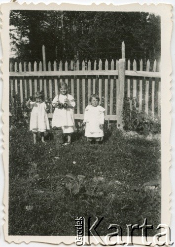17.09.1928, Huta Dubanowiczowska, Polska.
Dziewczynki Dubanowiczówne. 
Fot. NN, zbiory Marii Wielowieyskiej Petrikorich, reprodukcje cyfrowe w Bibliotece Polskiej im. Ignacego Domeyki w Buenos Aires (Biblioteca Polaca Ignacio Domeyko) i w Ośrodku KARTA w Warszawie 



