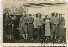 Luty 1939, Pełkinie, Polska.
Chłopcy Czartoryscy z żonami.
Fot. NN, zbiory Marii Wielowieyskiej Petrikorich, reprodukcje cyfrowe w Bibliotece Polskiej im. Ignacego Domeyki w Buenos Aires (Biblioteca Polaca Ignacio Domeyko) i w Ośrodku KARTA w Warszawie 




