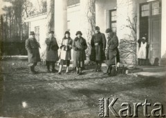 1938, Huta Pieniacka, Polska.
Huta przed polowaniem. Od lewej: Edward  Dubanowicz, Stanisław Cieński, Maryla Cieńska, Anna Wielowiejska, Piotr Czartoryski, Kazimierz Wielowieyski. 
Fot. NN, zbiory Marii Wielowieyskiej Petrikorich, reprodukcje cyfrowe w Bibliotece Polskiej im. Ignacego Domeyki w Buenos Aires (Biblioteca Polaca Ignacio Domeyko) i w Ośrodku KARTA w Warszawie 



