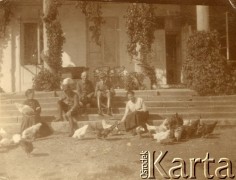 Wrzesień 1918, Olejowa, Polska.
Ciocia Maria, Kazimierz Wielowieyski, Wuj Jan, Ludomir, Panna Dardoń.
Fot. NN, zbiory Marii Wielowieyskiej Petrikorich, reprodukcje cyfrowe w Bibliotece Polskiej im. Ignacego Domeyki w Buenos Aires (Biblioteca Polaca Ignacio Domeyko) i w Ośrodku KARTA w Warszawie 



