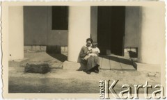 Wrzesień 1928, Huta Dubanowiczowska, Polska.
Magdalena Dubanowiczówna na schodach domu. 
Fot. NN, zbiory Marii Wielowieyskiej Petrikorich, reprodukcje cyfrowe w Bibliotece Polskiej im. Ignacego Domeyki w Buenos Aires (Biblioteca Polaca Ignacio Domeyko) i w Ośrodku KARTA w Warszawie 



