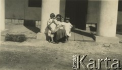 1928, Huta Pieniacka, pow. Brody,  woj. tarnopolskie, Polska. 
Siostry Zofia i Maria Wielowieyskie z Magdaleną Dubanowiczówną.
Fot. NN, zbiory Marii Wielowieyskiej Petrikorich, reprodukcje cyfrowe w Bibliotece Polskiej im. Ignacego Domeyki w Buenos Aires (Biblioteca Polaca Ignacio Domeyko) i w Ośrodku KARTA w Warszawie 



