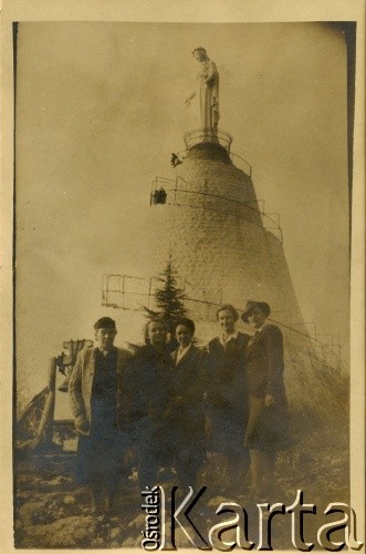 07.04.1946, Libia,
U stóp Matki Boskiej Libańskiej Choynowska, Irena Saymańska, Anna Wielowiejska, Maria Czehajowska. 
Fot. NN, zbiory Marii Wielowieyskiej Petrikorich, reprodukcje cyfrowe w Bibliotece Polskiej im. Ignacego Domeyki w Buenos Aires (Biblioteca Polaca Ignacio Domeyko) i w Ośrodku KARTA w Warszawie 



