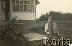 Lata 20., Okno, woj. tarnopolskie, Polska.
Anna Cieńska (późniejsza Wielowieyska).
Fot. NN, zbiory Marii Wielowieyskiej Petrikorich, reprodukcje cyfrowe w Bibliotece Polskiej im. Ignacego Domeyki w Buenos Aires (Biblioteca Polaca Ignacio Domeyko) i w Ośrodku KARTA w Warszawie 




