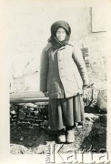 Lata 30., Okno, woj. tarnopolskie, Polska.
Chłopka.
Fot. NN, zbiory Marii Wielowieyskiej Petrikorich, reprodukcje cyfrowe w Bibliotece Polskiej im. Ignacego Domeyki w Buenos Aires (Biblioteca Polaca Ignacio Domeyko) i w Ośrodku KARTA w Warszawie 



