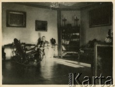 1912, Drohiczówka, woj.tarnopolskie, Polska.
Taduesz Celestyn Cieński (ur. 6 kwietnia 1856 w Oknie, koło Horodenki, zm. 3 listopada 1925 we Lwowie), polityk galicyjski. W latach (1902-1918) był posłem do sejmu galicyjskiego. W latach (1908-1918) członek Rady Narodowej, związany z ugrupowaniami prawicowymi Galicji. Od 1914 członek NKN, Członek Klubu Centrum, członek Klubu Chrześcijańsko-Narodowego. 
Fot. NN, zbiory Marii Wielowieyskiej Petrikorich, reprodukcje cyfrowe w Bibliotece Polskiej im. Ignacego Domeyki w Buenos Aires (Biblioteca Polaca Ignacio Domeyko) i w Ośrodku KARTA w Warszawie 



