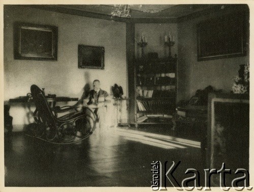1912, Drohiczówka, woj.tarnopolskie, Polska.
Taduesz Celestyn Cieński (ur. 6 kwietnia 1856 w Oknie, koło Horodenki, zm. 3 listopada 1925 we Lwowie), polityk galicyjski. W latach (1902-1918) był posłem do sejmu galicyjskiego. W latach (1908-1918) członek Rady Narodowej, związany z ugrupowaniami prawicowymi Galicji. Od 1914 członek NKN, Członek Klubu Centrum, członek Klubu Chrześcijańsko-Narodowego. 
Fot. NN, zbiory Marii Wielowieyskiej Petrikorich, reprodukcje cyfrowe w Bibliotece Polskiej im. Ignacego Domeyki w Buenos Aires (Biblioteca Polaca Ignacio Domeyko) i w Ośrodku KARTA w Warszawie 



