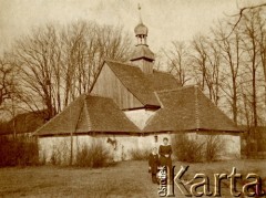1905, Drohiczówka, woj.tarnopolskie, Polska.
Przed kościołem.
Fot. NN, zbiory Marii Wielowieyskiej Petrikorich, reprodukcje cyfrowe w Bibliotece Polskiej im. Ignacego Domeyki w Buenos Aires (Biblioteca Polaca Ignacio Domeyko) i w Ośrodku KARTA w Warszawie 



