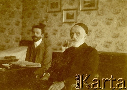 1905, Drohiczówka, woj.tarnopolskie, Polska.
Z prawej Tadeusz i Paweł Dzieduszyccy.Tadeusz Dzieduszycki (1841-1918) II Ordynat - s. Kazimierza i Róży z Matkowskich. Tadeusz pracował w administracji państwowej w Galicji (m.in. jako starosta w Zaleszczykach) i w ministerstwie spraw wewnętrznych w Wiedniu. Zasiadał w Galicyjskim Sejmie Krajowym. Ojciec Pawła, Włodzimierza, Stanisława i Kazimierza oraz Róży, Klementyny i Marii (Grabińska). Paweł Dzieduszycki (1881-1951) III Ordynat - s. Tadeusza i Anny Dzieduszyckich. późnieszy  prefekt kleryków w Kolegium Jezuickim w Krakowie.
Fot. NN, zbiory Marii Wielowieyskiej Petrikorich, reprodukcje cyfrowe w Bibliotece Polskiej im. Ignacego Domeyki w Buenos Aires (Biblioteca Polaca Ignacio Domeyko) i w Ośrodku KARTA w Warszawie 



