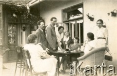 1938, Pieniaki, woj.tarnopolskie, Polska.
Ludomir Cieński i Stanisław Cieński, w środku siedzi przy stole Maryla Cieńska, stoi zwrócona w stronę aparatu Anna Cieńska, tyłem po prawej stronie siedzi  Pani Jabłonowska.
Fot. NN, zbiory Marii Wielowieyskiej Petrikorich, reprodukcje cyfrowe w Bibliotece Polskiej im. Ignacego Domeyki w Buenos Aires (Biblioteca Polaca Ignacio Domeyko) i w Oorodku KARTA w Warszawie 



