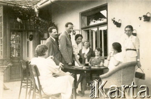 1938, Pieniaki, woj.tarnopolskie, Polska.
Ludomir Cieński i Stanisław Cieński, w środku siedzi przy stole Maryla Cieńska, stoi zwrócona w stronę aparatu Anna Cieńska, tyłem po prawej stronie siedzi  Pani Jabłonowska.
Fot. NN, zbiory Marii Wielowieyskiej Petrikorich, reprodukcje cyfrowe w Bibliotece Polskiej im. Ignacego Domeyki w Buenos Aires (Biblioteca Polaca Ignacio Domeyko) i w Oorodku KARTA w Warszawie 



