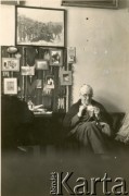 13.03.1929, Lwów, Polska.
Ciotka Wanda Leszczyńska w pokoju Anny Cieńskiej przy ulicy Sykstuskiej.
Fot. NN, zbiory Marii Wielowieyskiej Petrikorich, reprodukcje cyfrowe w Bibliotece Polskiej im. Ignacego Domeyki w Buenos Aires (Biblioteca Polaca Ignacio Domeyko) i w Oorodku KARTA w Warszawie 



