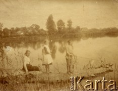 1918, okolice Okna, woj.tarnopolskie, Polska.
Jadwiga, Anna i Jan Cieńscy podczas łapania ryb.
Fot. NN, zbiory Marii Wielowieyskiej Petrikorich, reprodukcje cyfrowe w Bibliotece Polskiej im. Ignacego Domeyki w Buenos Aires (Biblioteca Polaca Ignacio Domeyko) i w Ośrodku KARTA w Warszawie 



