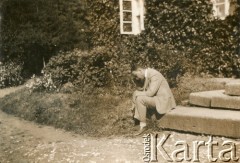 Lata 20., Olejowa, Polska.
Kazimierz Wielowieyski na schodach ganku w Olejowej.
Fot. NN, zbiory Marii Wielowieyskiej Petrikorich, reprodukcje cyfrowe w Bibliotece Polskiej im. Ignacego Domeyki w Buenos Aires (Biblioteca Polaca Ignacio Domeyko) i w Ośrodku KARTA w Warszawie 



