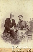 1895, Lwów, Polska.
Ludomir Cieński z żoną Magdaleną Cieńską z d.Jordan. Ludomir Cieński herbu Pomian (ur. 22 sierpnia 1822 w Oknie, zm. 21 lutego 1917) – polski polityk, ziemianin. Byli rodzicami: Leszka Cieńskiego(1851-1913), Spytka Stanisława Cieńskiego (1849-1920) Tadeusza Cieńskiego (1856-1925) i Adolfa Cieńskiego (1853-1960).
Fot. NN, zbiory Marii Wielowieyskiej Petrikorich, reprodukcje cyfrowe w Bibliotece Polskiej im. Ignacego Domeyki w Buenos Aires (Biblioteca Polaca Ignacio Domeyko) i w Ośrodku KARTA w Warszawie 



